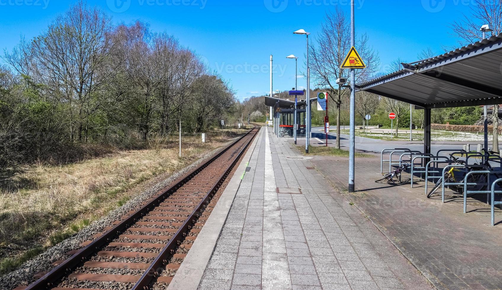 plusieurs voies ferrées avec des jonctions à une gare dans une perspective et une vue sur les oiseaux photo