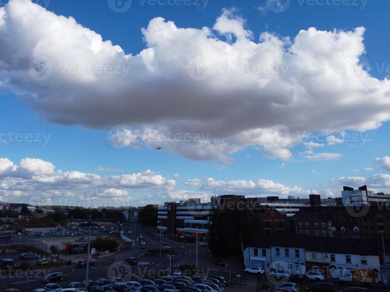 ville de luton en angleterre royaume-uni. vue aérienne du centre-ville depuis la gare et le campus universitaire du bedfordshire. la vue en grand angle a été capturée le 02 août 2022 par une chaude journée ensoleillée photo