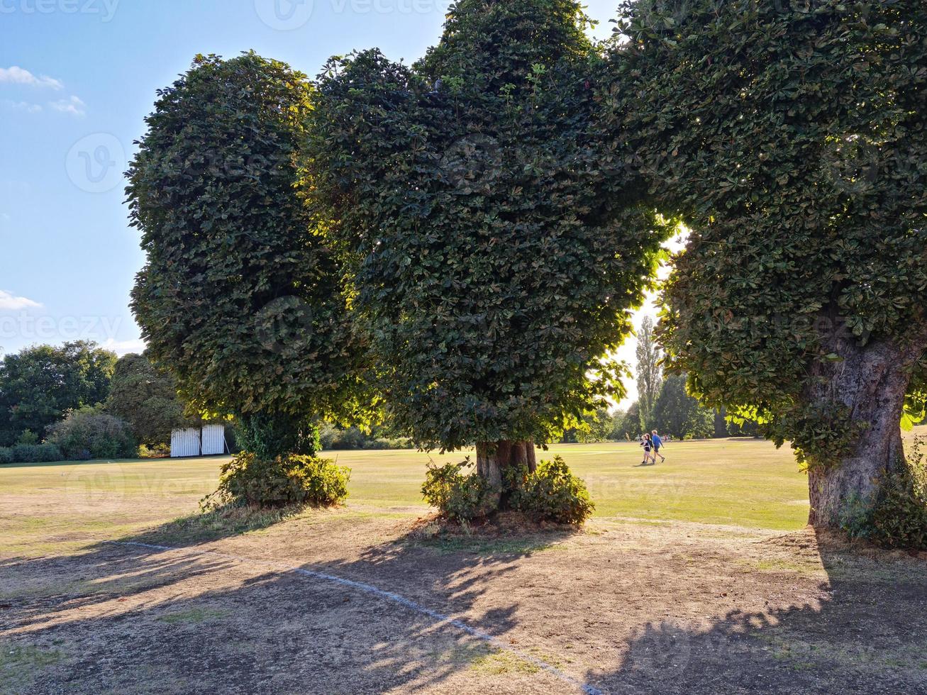 vue aérienne du terrain de cricket au parc public local de hemel hempstead angleterre grande-bretagne photo