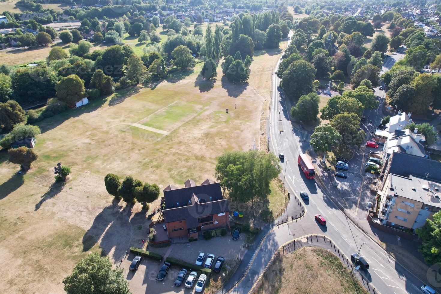 vue aérienne du terrain de cricket au parc public local de hemel hempstead angleterre grande-bretagne photo