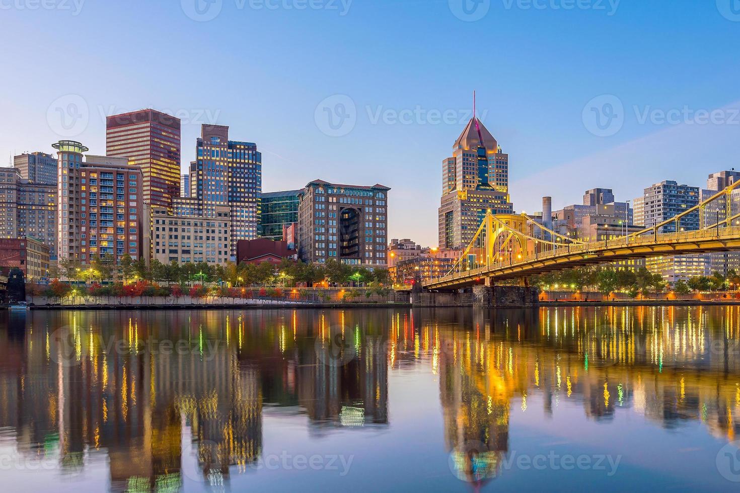 Panorama du centre-ville de Pittsburgh au crépuscule photo