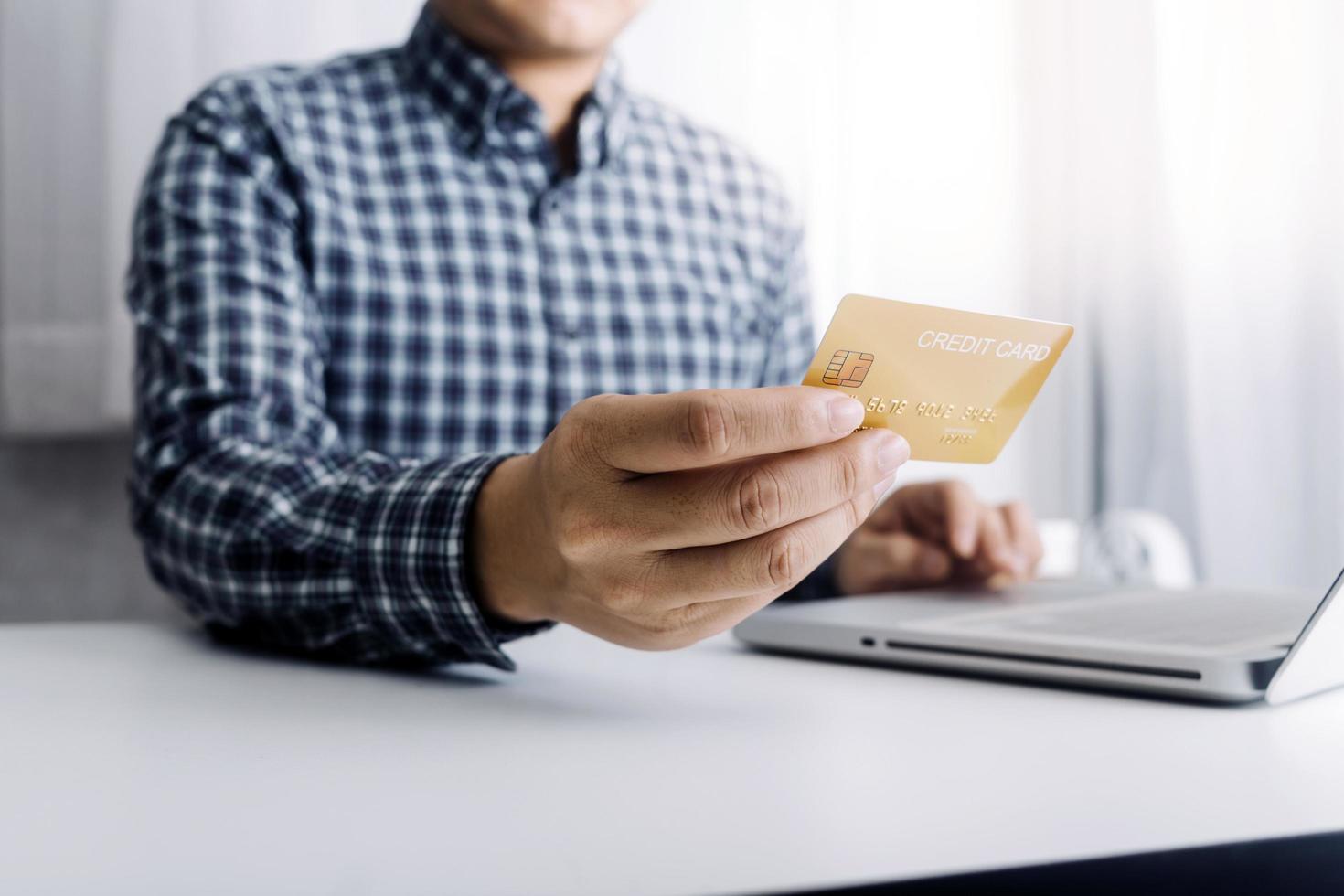 concept de technologie, de personnes et d'achats en ligne - homme souriant heureux avec ordinateur tablette et carte de crédit à la maison photo