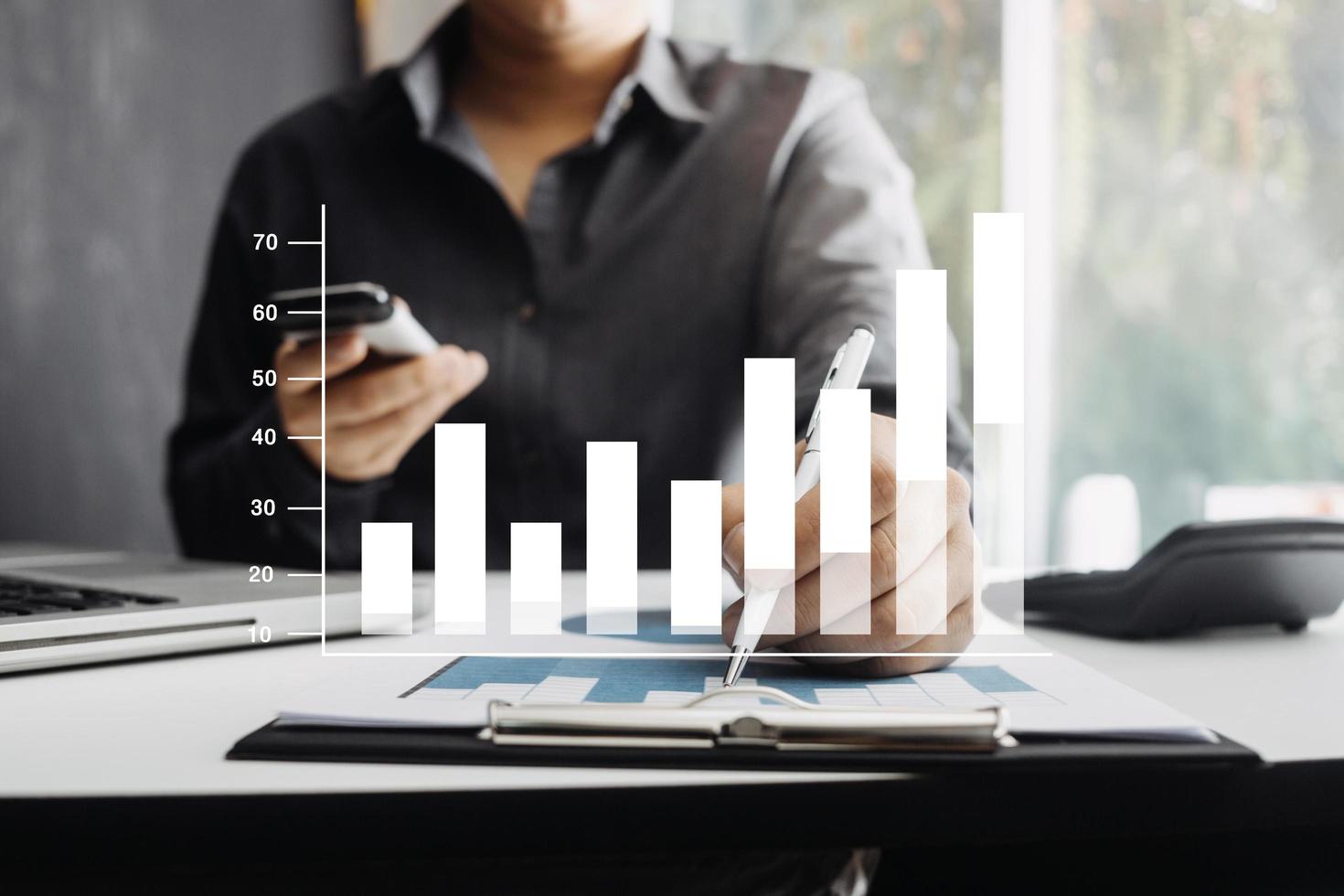 réunion de l'équipe d'affaires à la conférence, collaboration discutant de l'analyse des données financières et du projet de stratégie d'entreprise marketing, présentation et remue-méninges pour faire du profit de l'entreprise photo