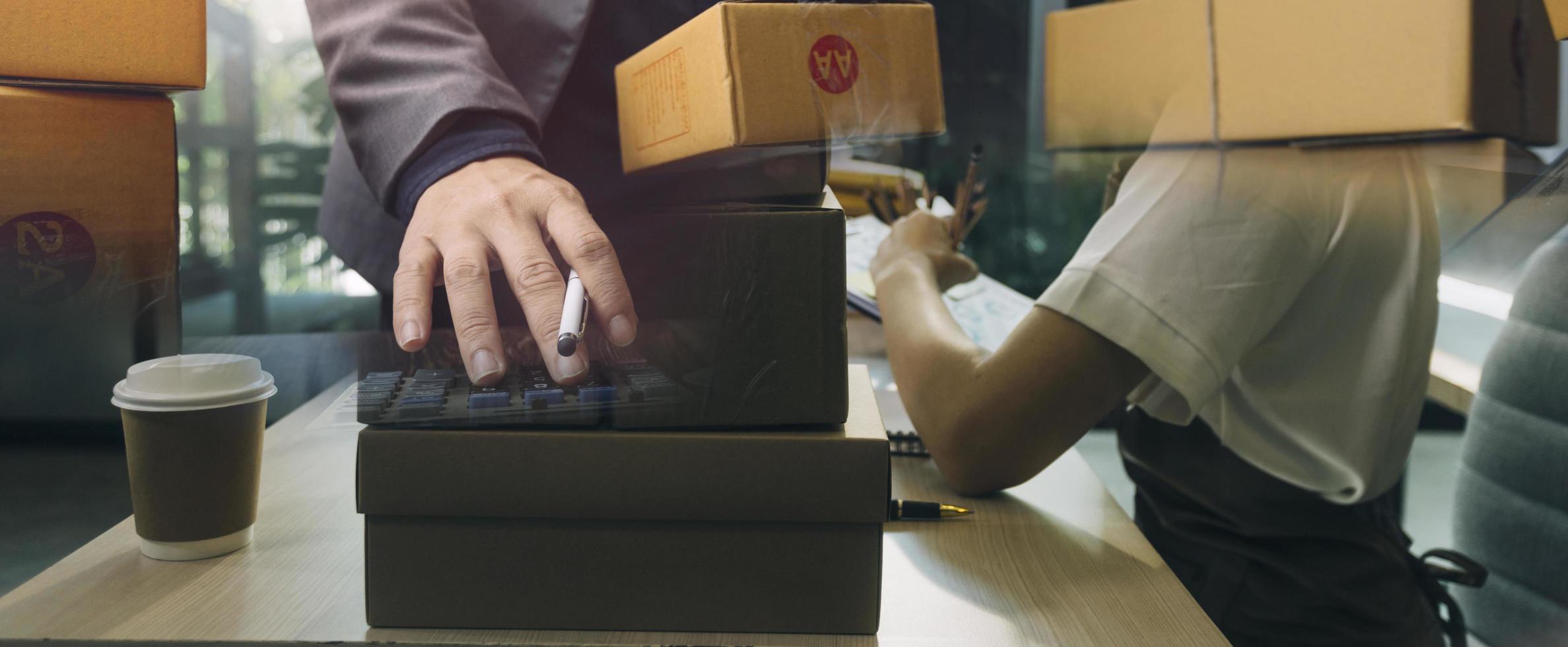 portrait de propriétaires de PME en démarrage, deux femmes asiatiques vérifient les commandes en ligne vendant des produits travaillant avec des boîtes travail indépendant au bureau à domicile, PME en ligne petite moyenne entreprise photo