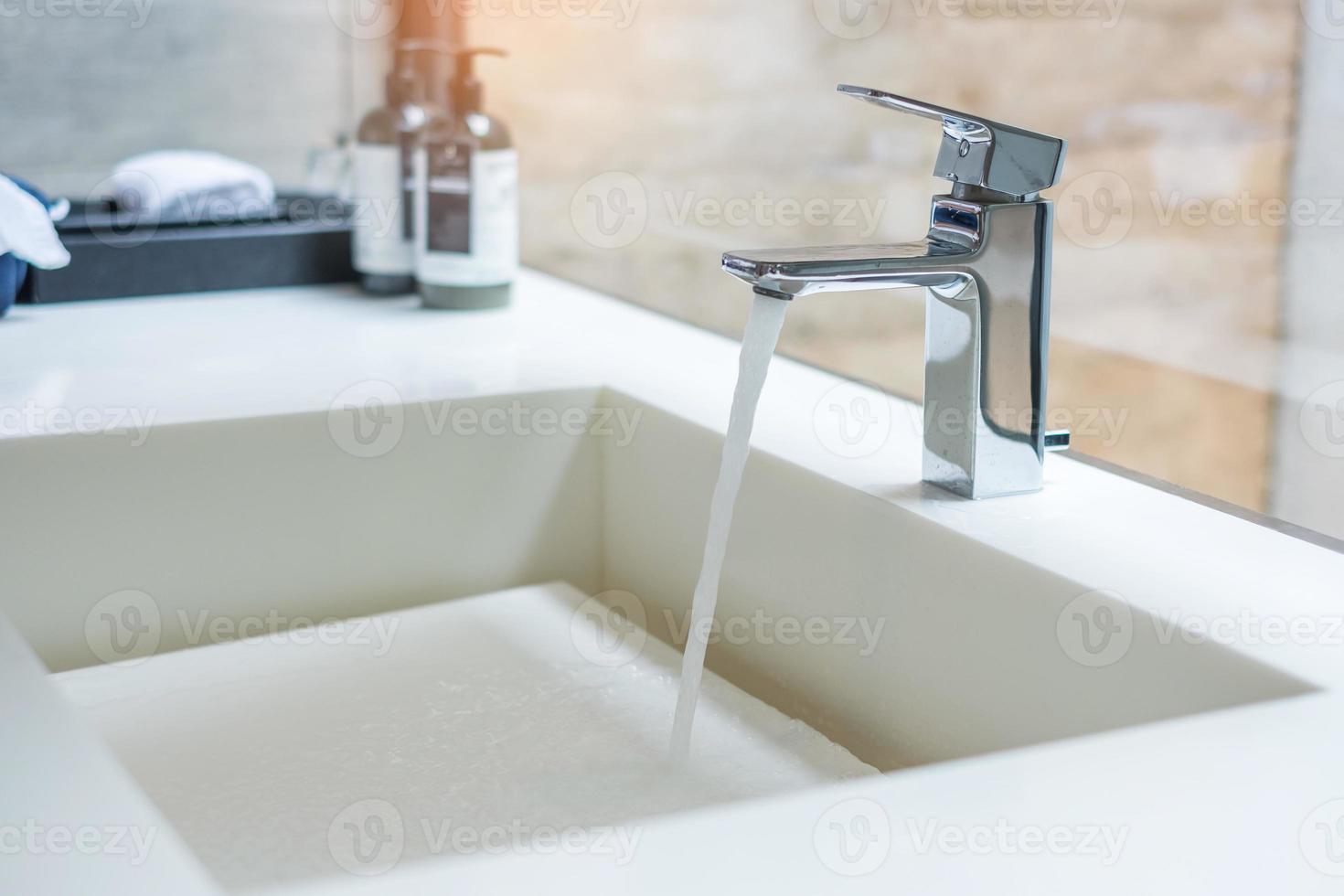 eau qui coule dans un lavabo moderne, eau du robinet, antiseptique, hygiène personnelle et concept de soins de santé photo