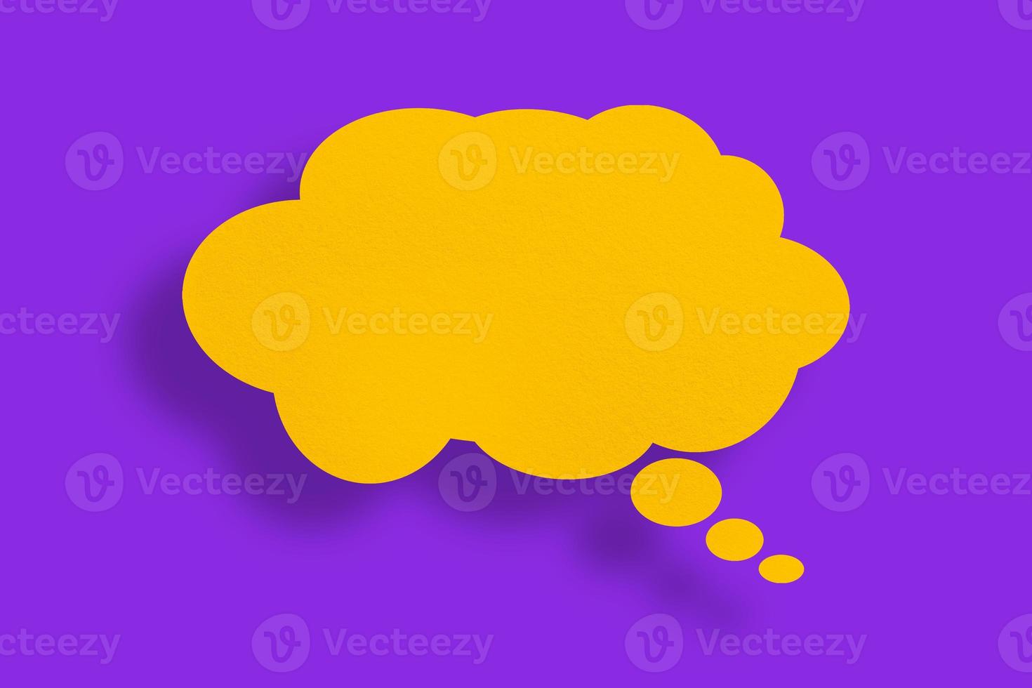 nuage de papier jaune en forme de ballon de parole sur fond violet. photo