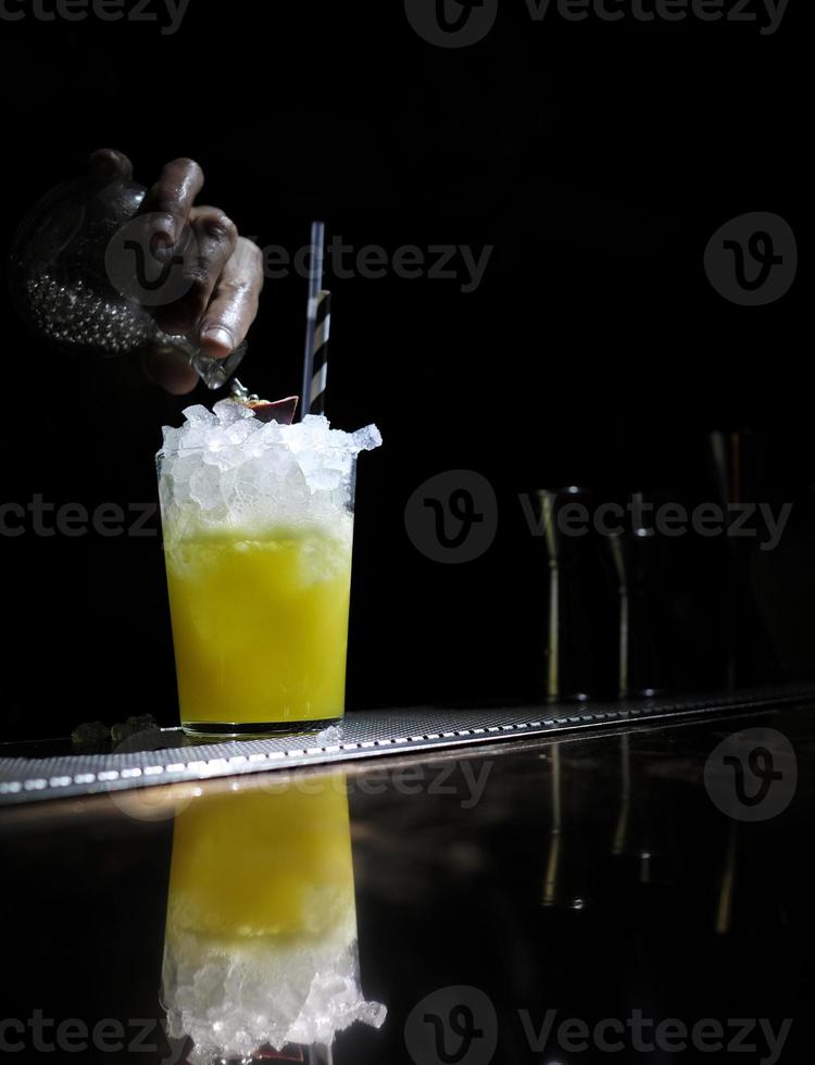 beau cocktail dans un verre avec un fond sombre photo
