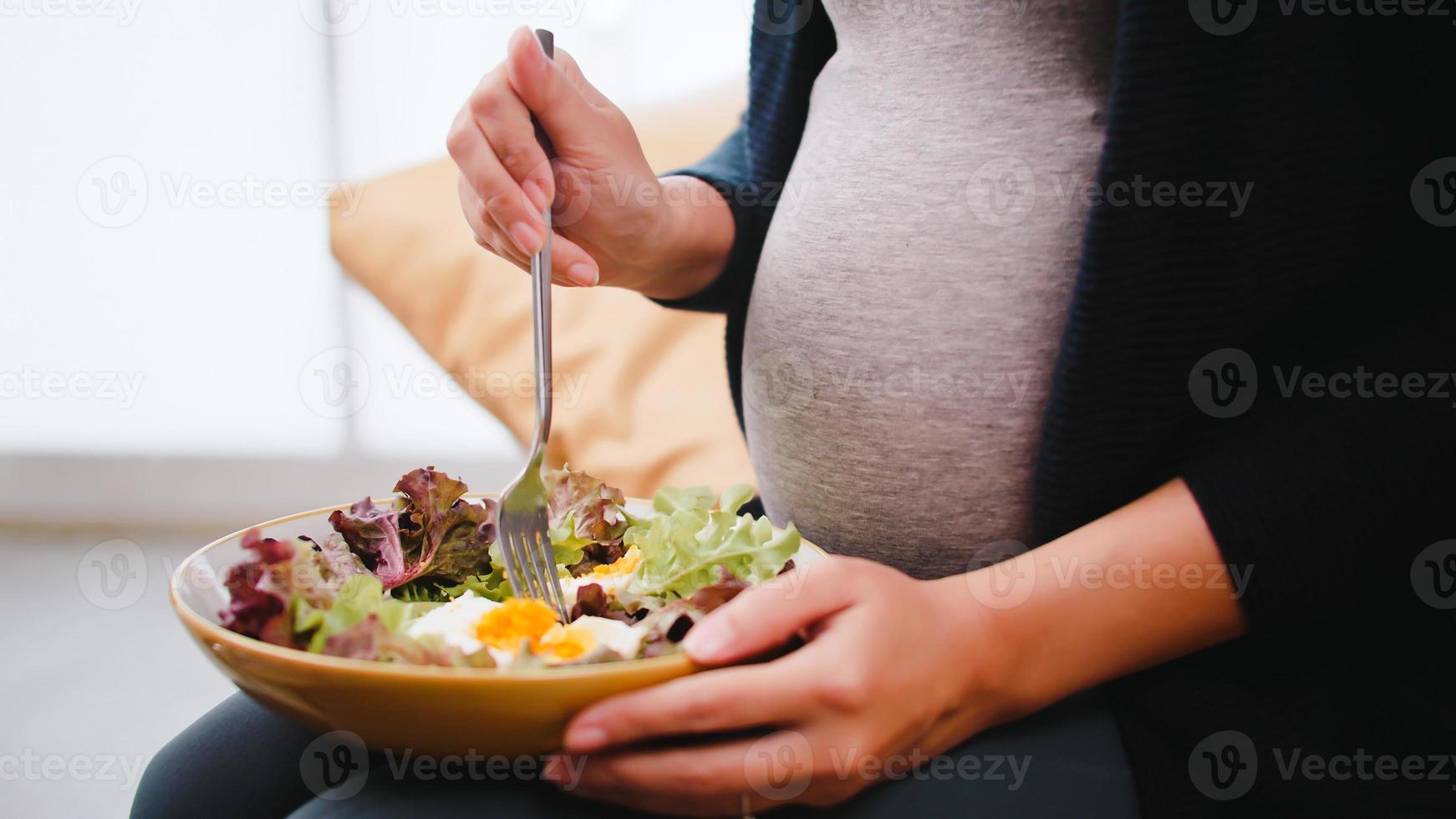 la femme enceinte mange des aliments sains pour son bébé à naître. photo