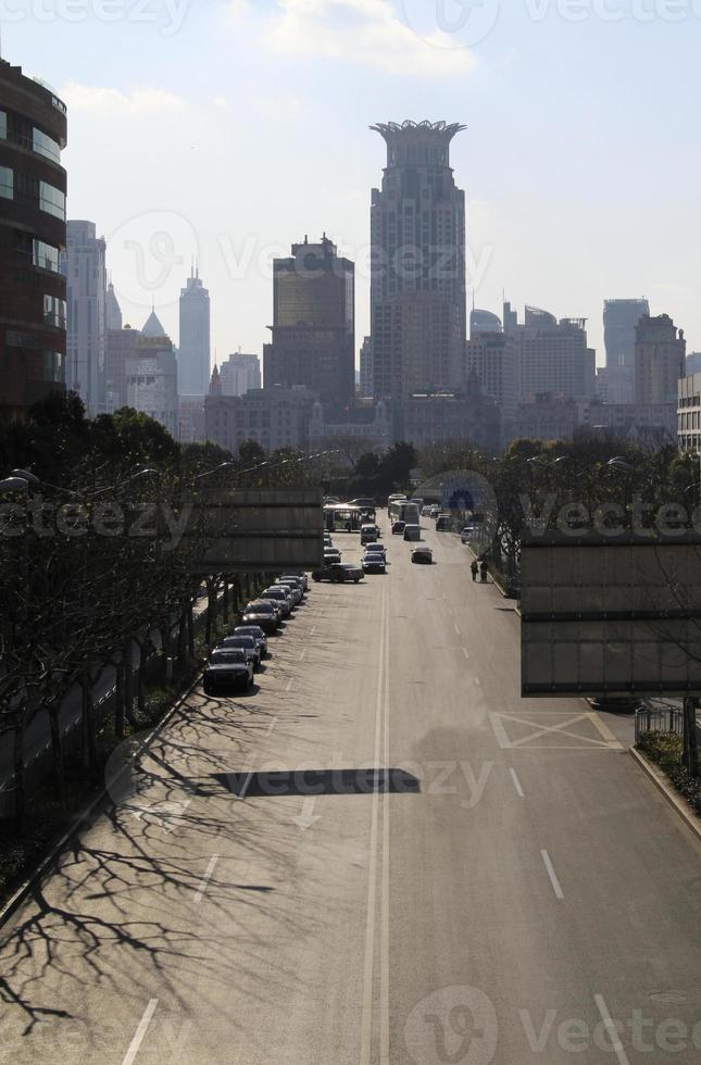 route tranquille et rangées de gratte-ciel dans la ville de shanghai, chine photo