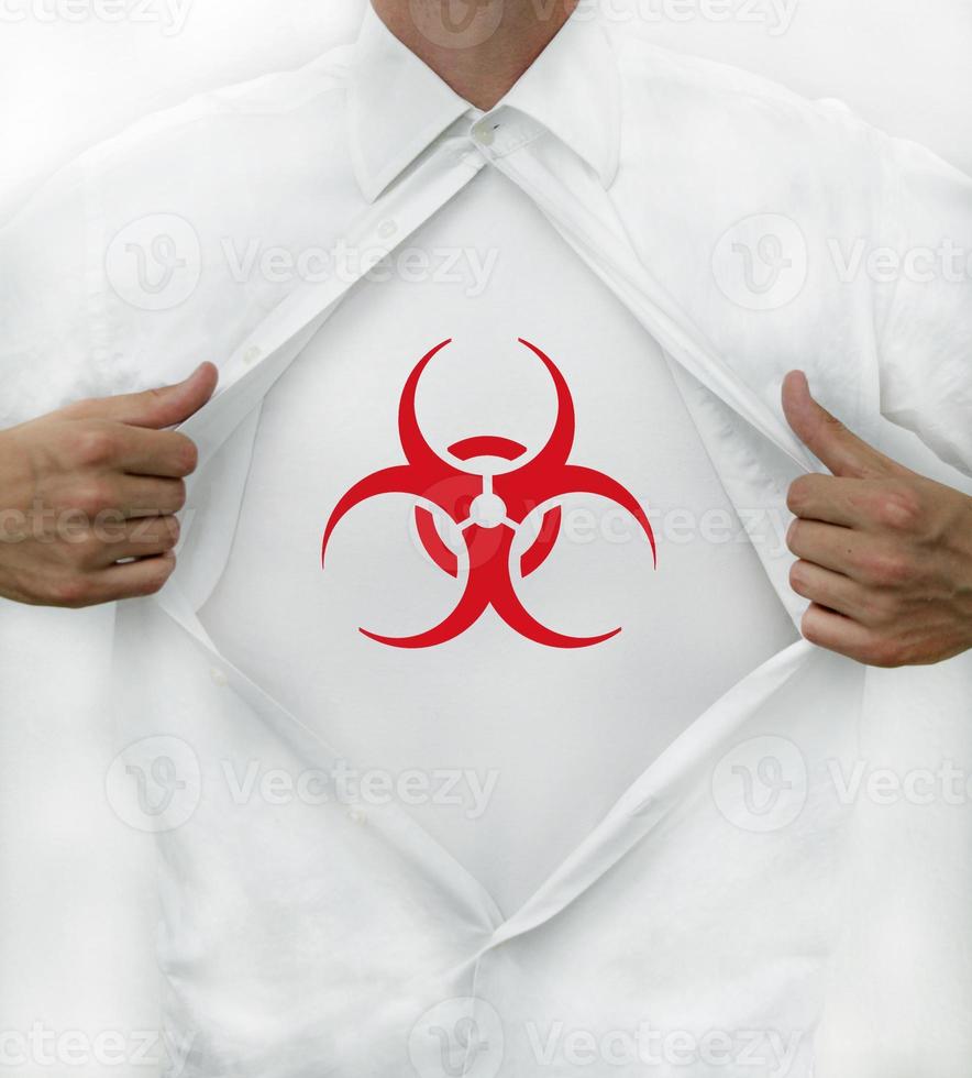 infecté - l'homme ouvre la chemise pour révéler le symbole de danger biologique photo