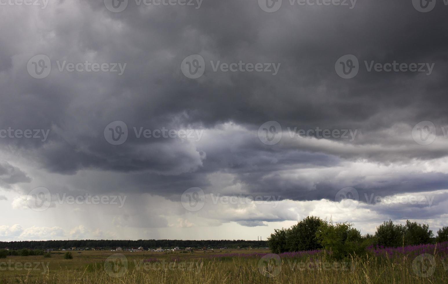 paysage avec un beau ciel dramatique pré-menaçant majestueux. ciel nuageux photo