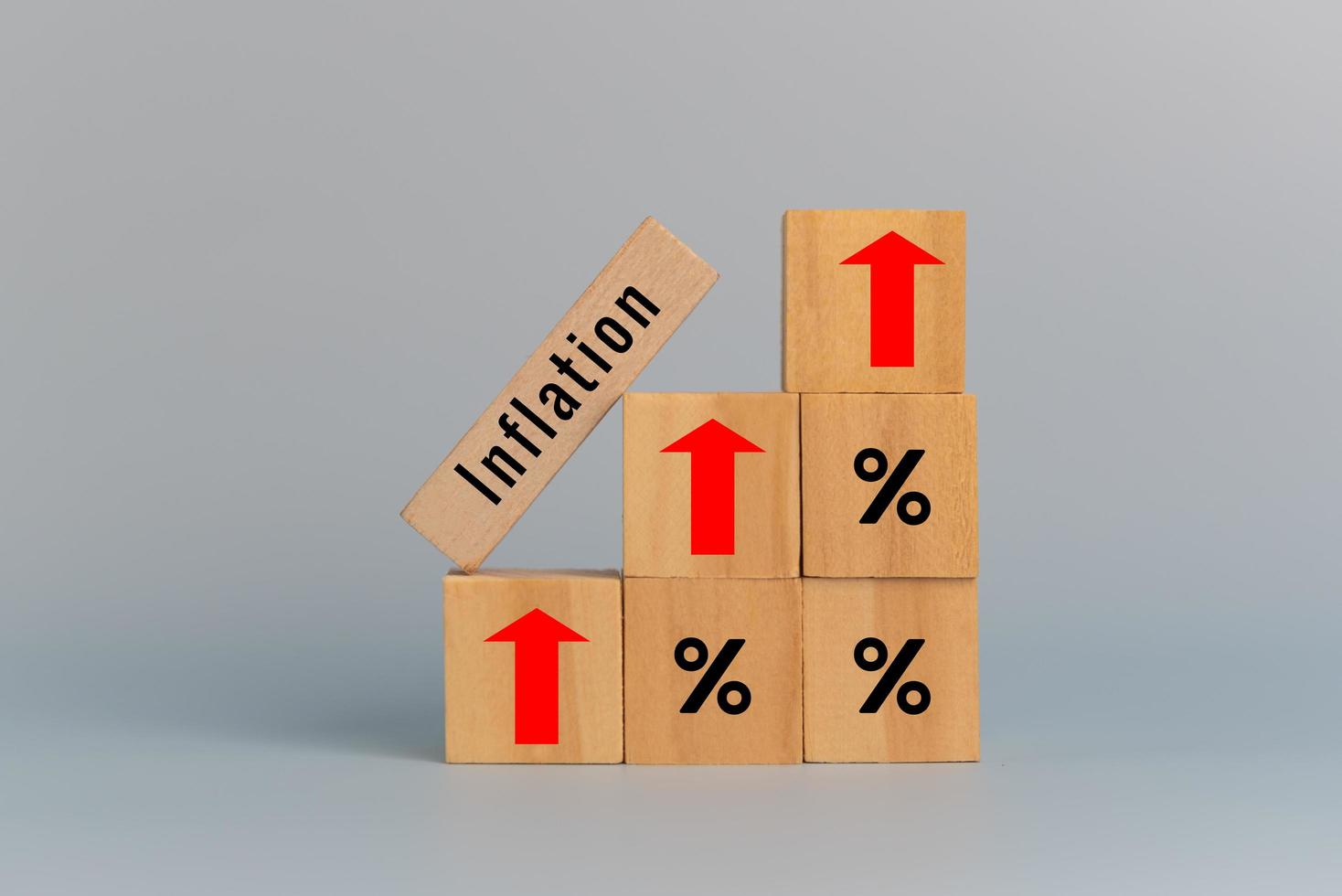 cubes en bois inflation et flèche rouge avec symbole de pourcentage de cube en bois sur fond et espace de copie.concepts de finance d'entreprise. photo