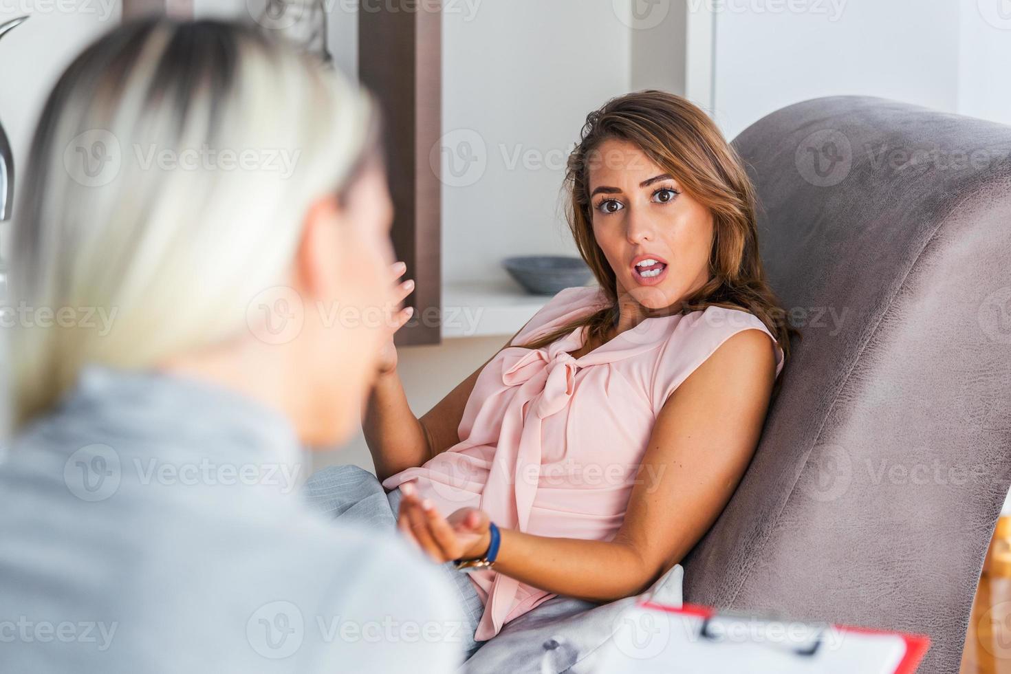 concept de soins de santé d'un médecin psychologue professionnel consulter en séance de psychothérapie ou conseiller la santé du diagnostic. patient souffrant de trouble dépressif majeur avec un médecin. photo