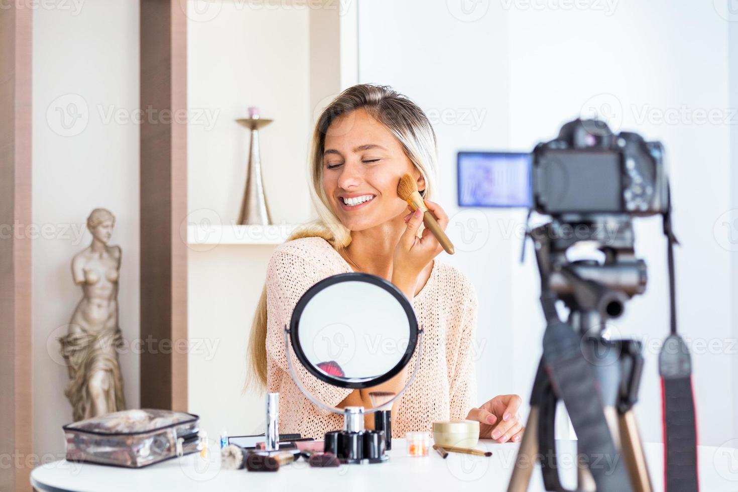 jeune belle femme blonde beauté professionnelle vlogger ou blogueur enregistrement tutoriel de maquillage à partager sur les réseaux sociaux photo