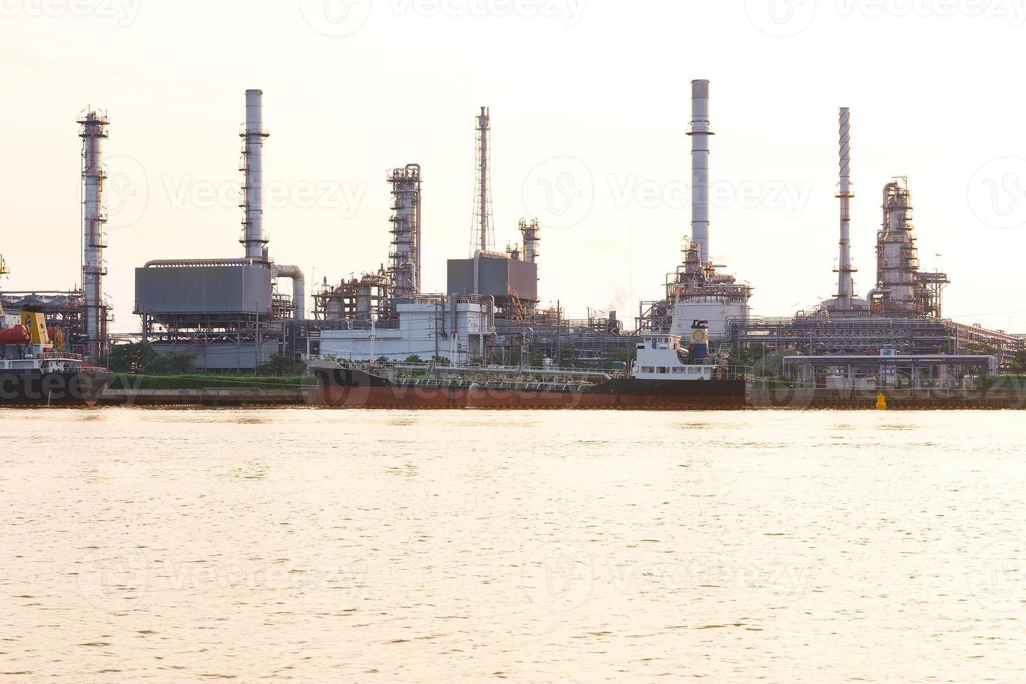 Raffinerie de pétrole avec le parking du cargo près de Riverside photo