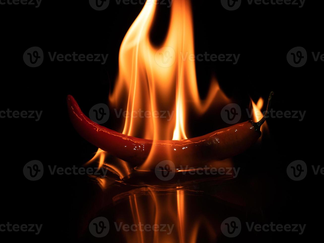 brûler du piment rouge dans l'obscurité photo