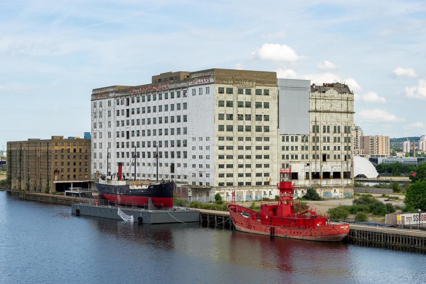 Londres, Royaume-Uni. ss robin et trinity lightship à côté des moulins du millénaire à silvertown photo