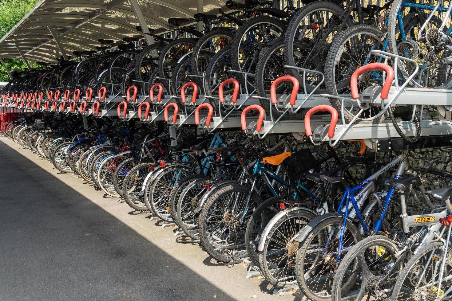 East grinstead, west sussex, uk, 2014. porte-vélo à la gare d'east grinstead photo