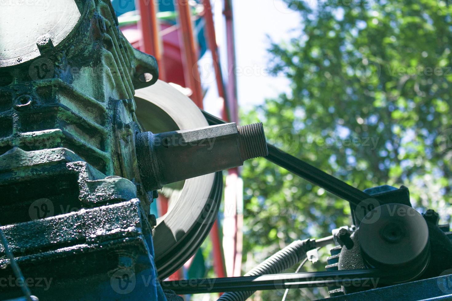 ancienne grande roue de l'ère soviétique dans un parc à dnepropetrovsk, ukraine. éléments structuraux. photo