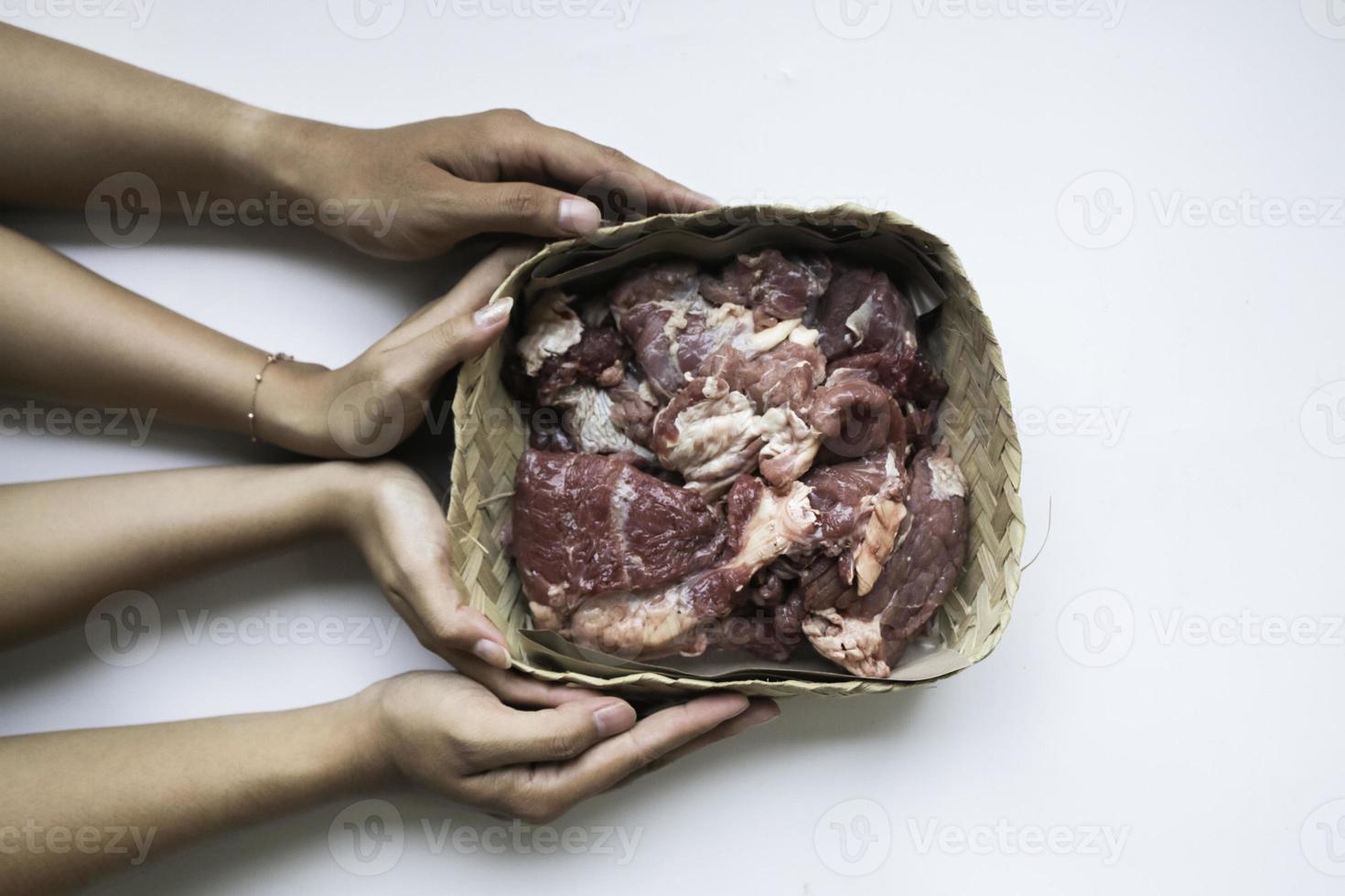 la vue de dessus de donner de la viande sacrificielle sur l'aïd al-adha isolé par fond blanc photo