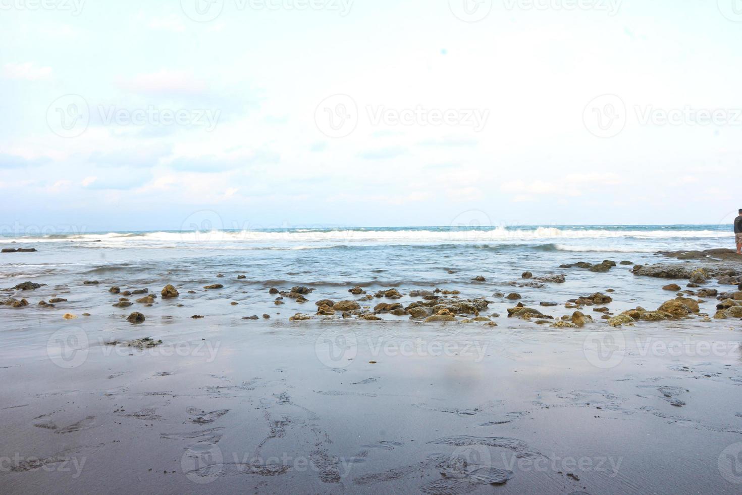 la vague de l'océan de la mer a frappé le rocher à la plage. paysage marin. se concentrer sur le premier plan photo