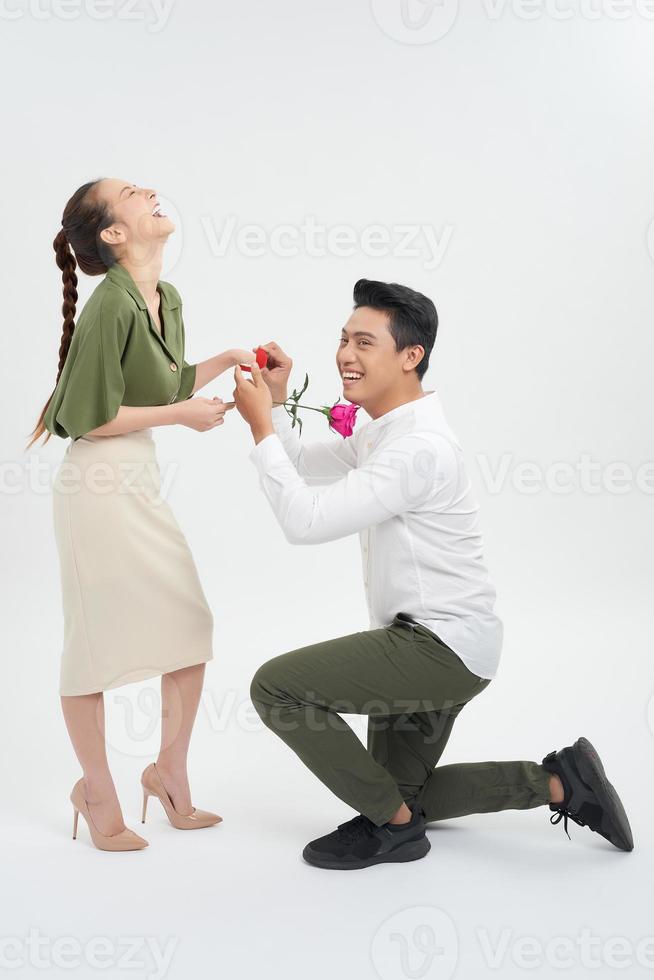 finalement l'homme a décidé de faire une proposition à sa petite amie, qui est très heureuse maintenant, en disant oui. photo