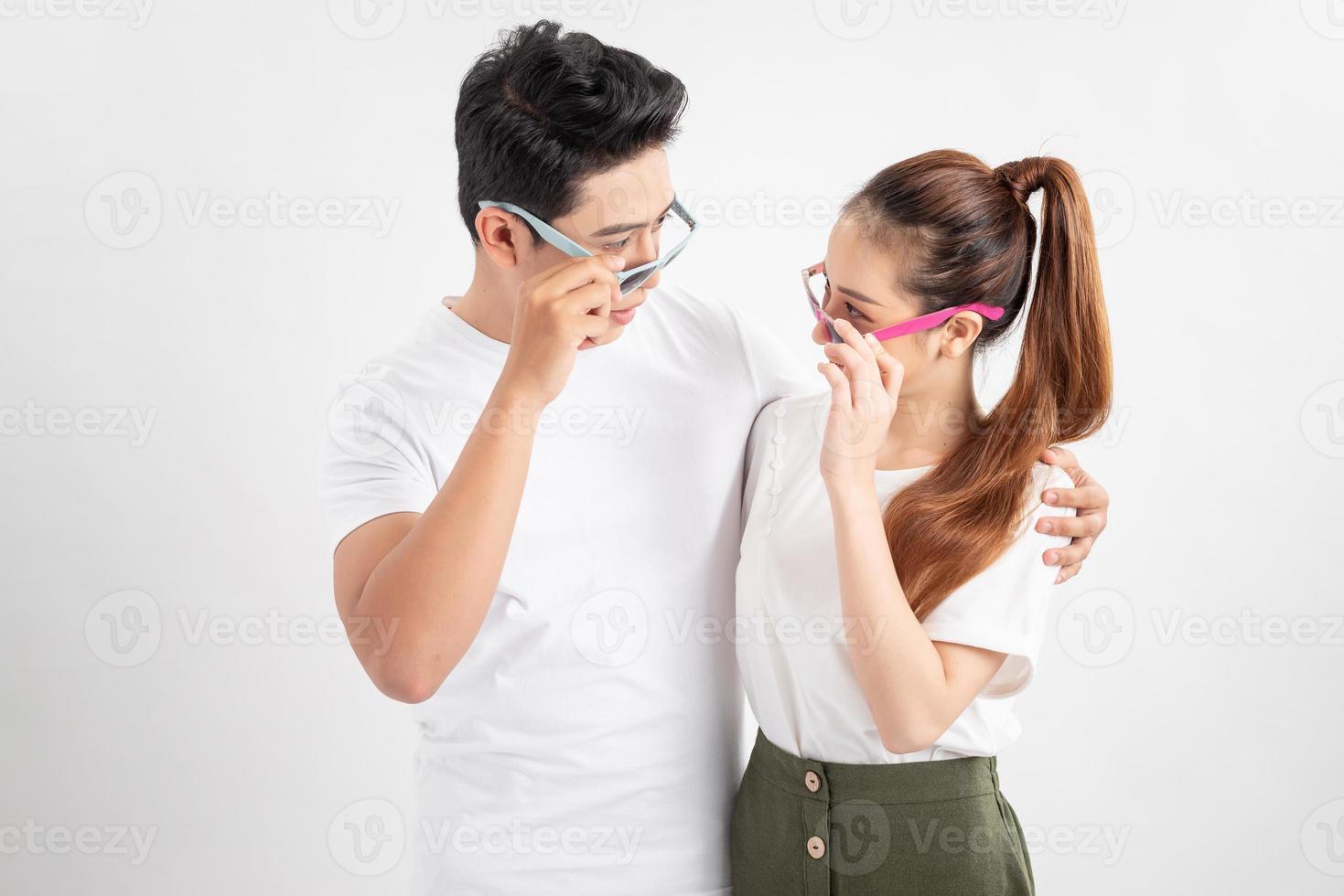 joyeuse famille heureuse dans des verres embrassant et ayant des vacances photo