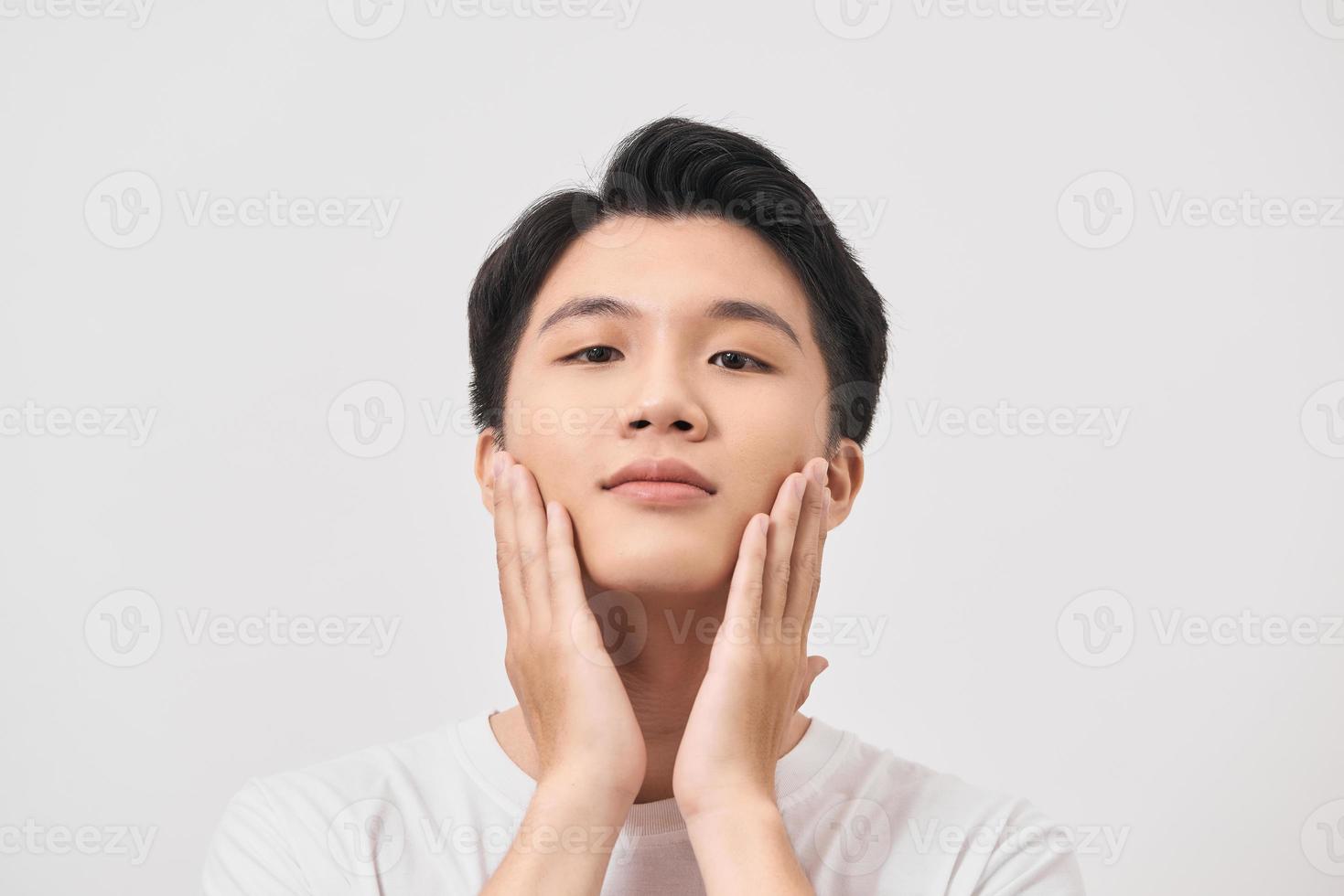 les hommes font face à des soins. homme touchant une peau lisse après le rasage photo