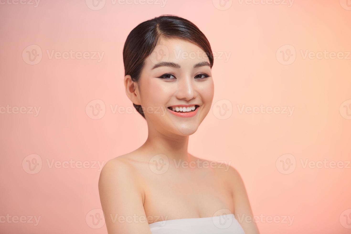 belle jeune femme asiatique avec une peau fraîche et propre sur fond beige, photo