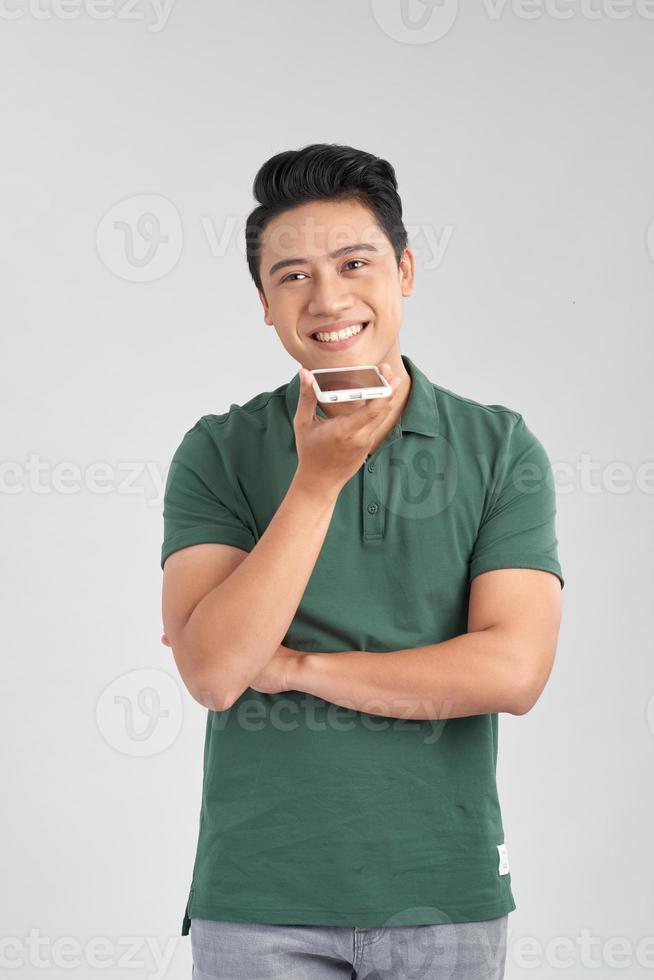 homme parlant au téléphone avec haut-parleur en se tenant debout sur blanc photo