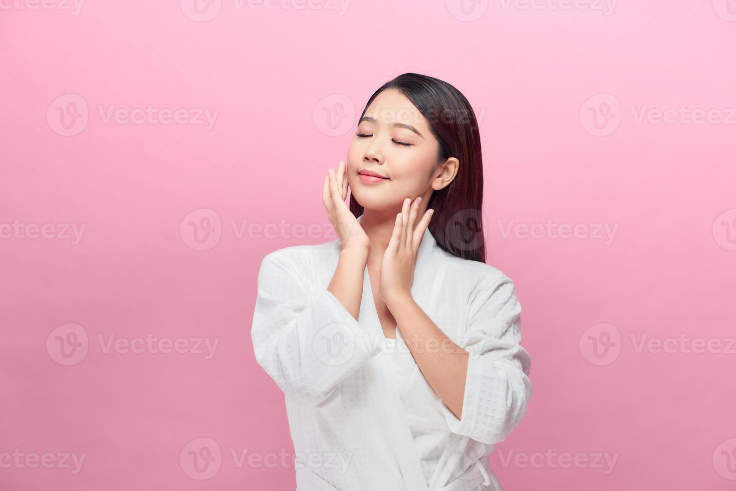 portrait d'une belle femme avec un maquillage naturel touchant son visage photo