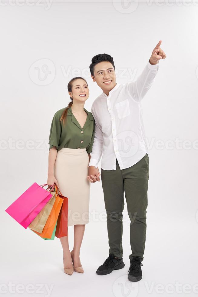 portrait complet du corps d'un jeune couple romantique shopping isolé sur fond blanc photo