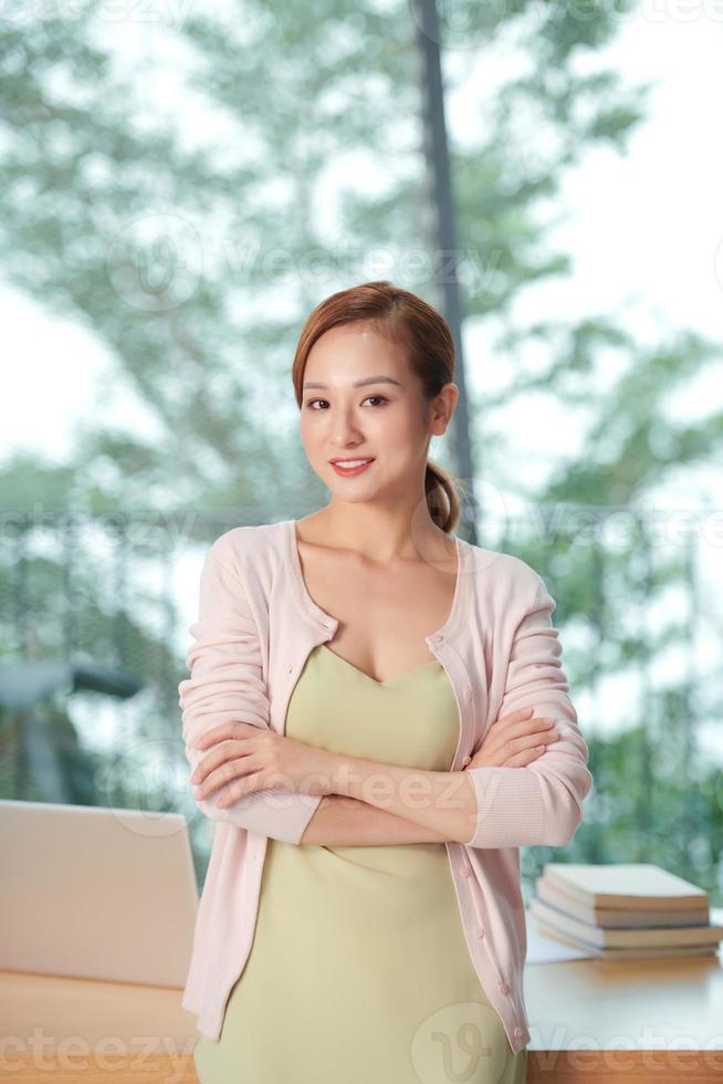 portrait, de, femme affaires, debout, à, bras croisés, dans, bureau photo