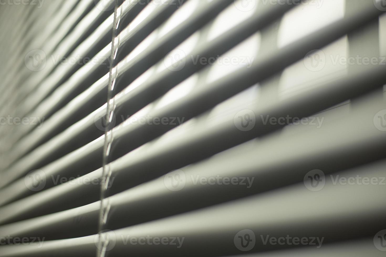 stores dans la maison. protection contre la lumière. la texture des stores est entièrement dans le cadre. photo