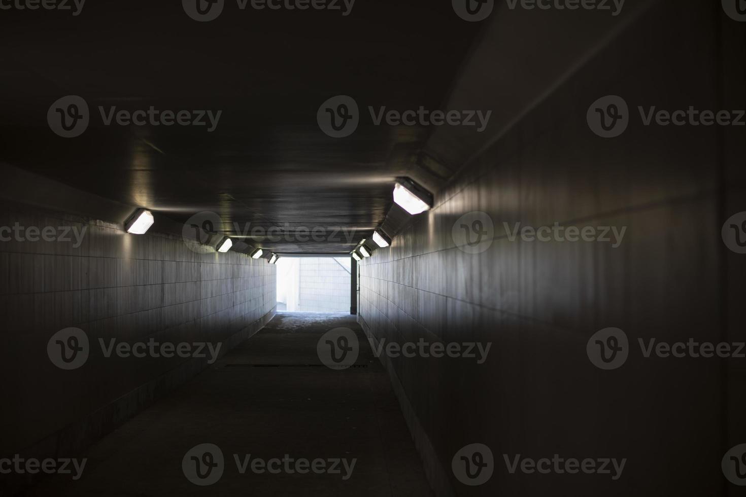 tunnel avec des lampes. long tunnel dans le bâtiment. photo