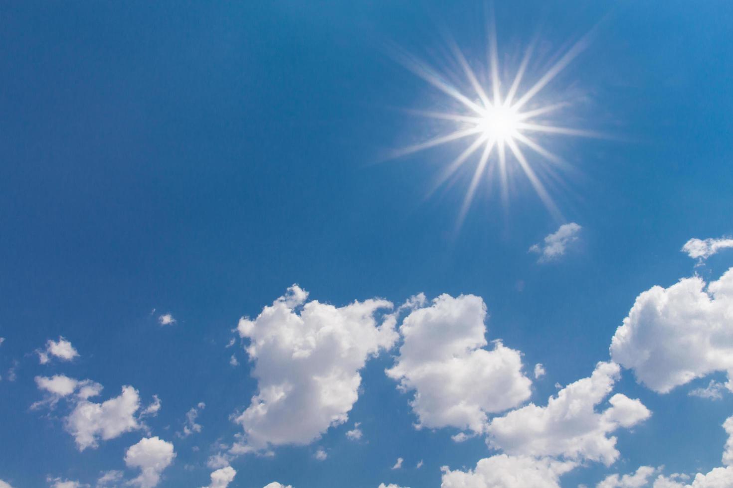 ciel bleu avec nuages et soleil. photo