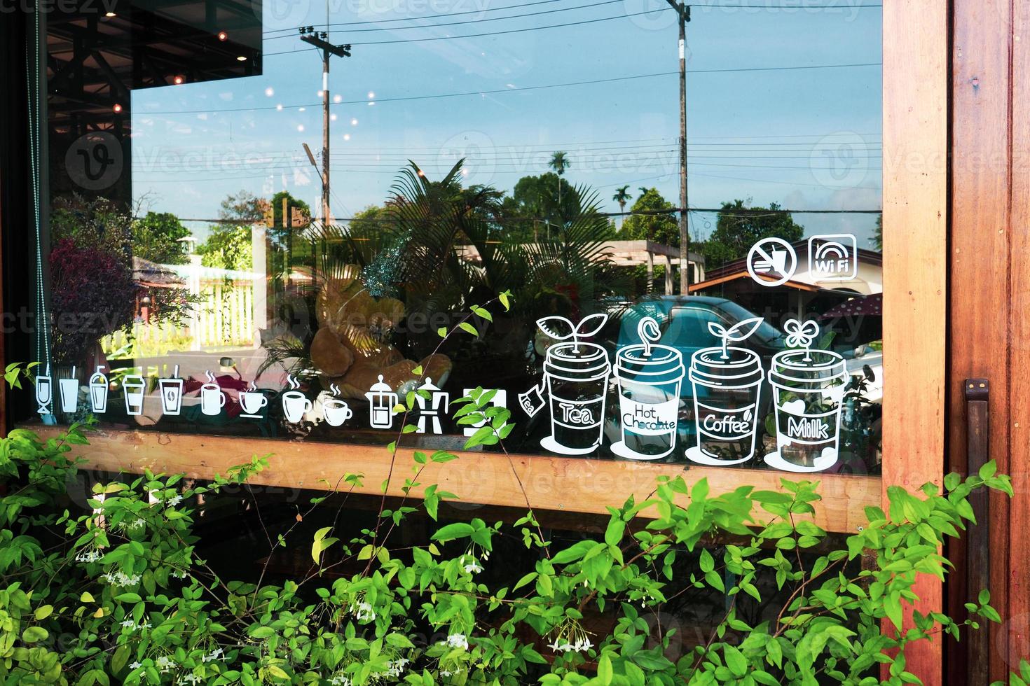 autocollants attachés au verre d'un café en thaïlande. décorer la devanture du café avec des autocollants. photo