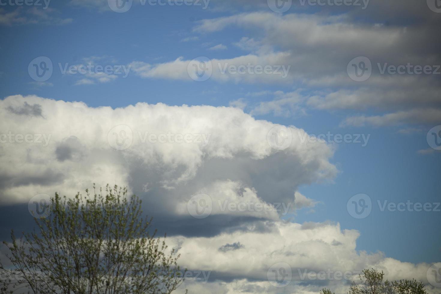 gros nuage dans le ciel. détails du ciel de printemps. masse d'air. photo