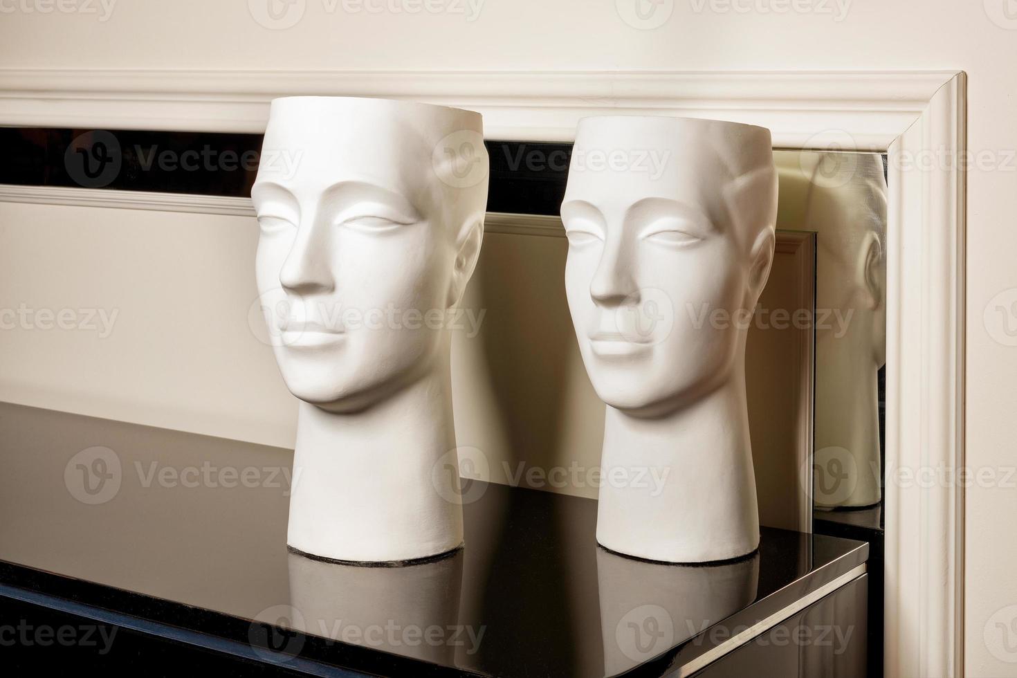 figures de la tête d'une femme et d'un homme, sculptures en plâtre de visages dans un intérieur moderne. 03.02.2022. Kyiv. Ukraine. photo