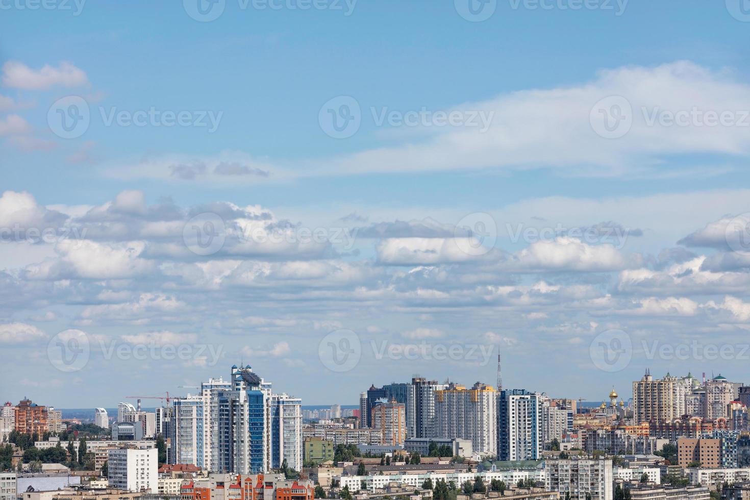 ciel élevé avec des nuages blancs en arrière-plan du paysage urbain avec de nouveaux quartiers résidentiels de grande hauteur. photo