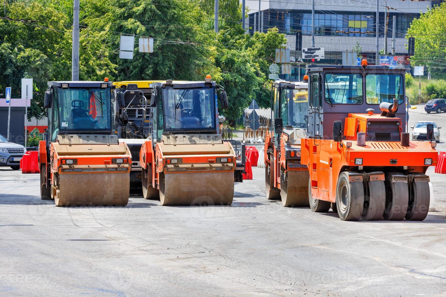 rouleaux routiers industriels alignés dans une rue de la ville par une journée ensoleillée. photo