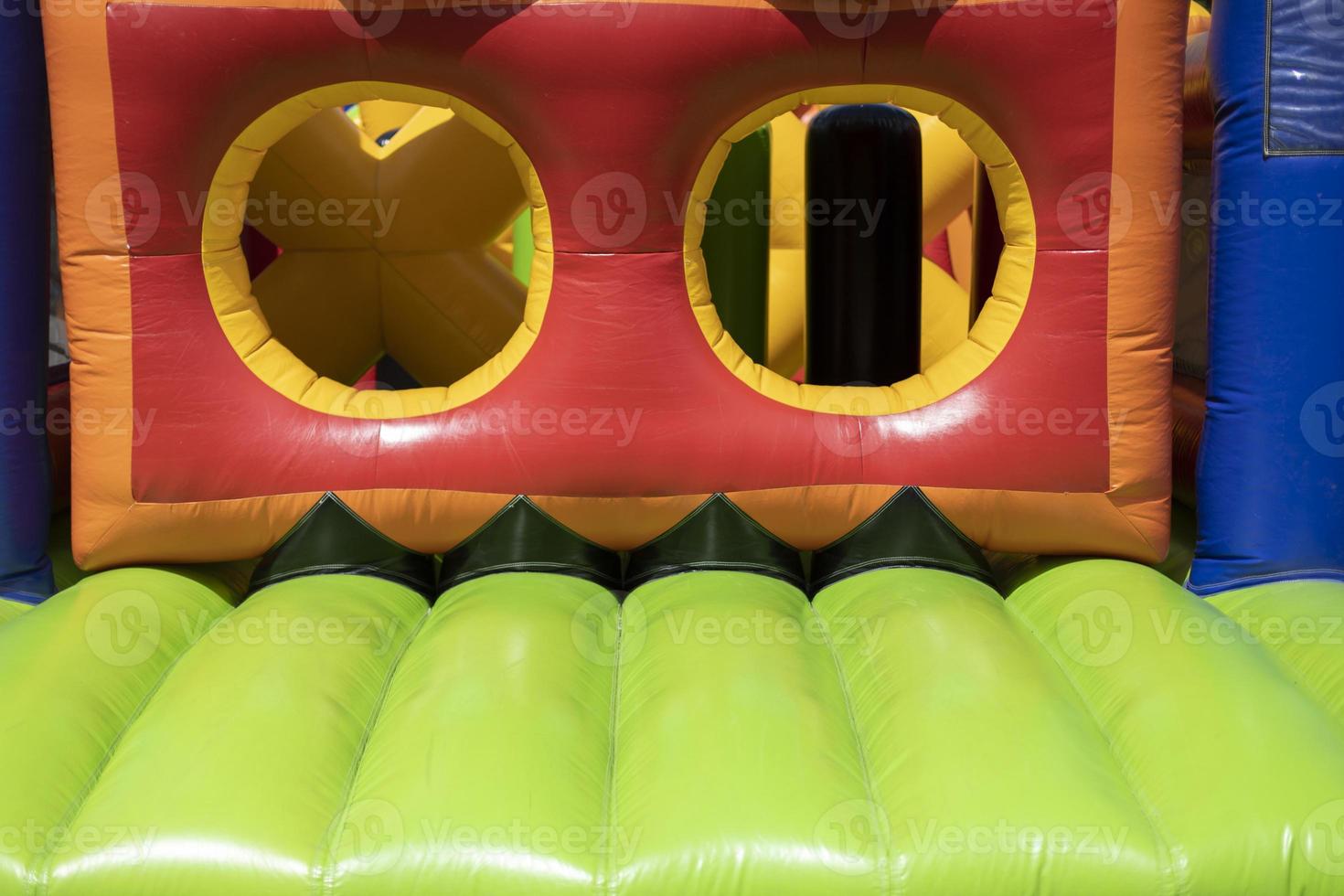 parcours d'obstacles gonflé. trampolines en caoutchouc. espace de divertissement en été. photo