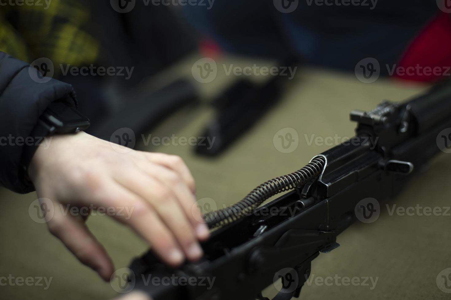 montage du fusil d'assaut ak 47. armes à feu fusil d'assaut kalachnikov. les gens collectionnent des armes factices. photo