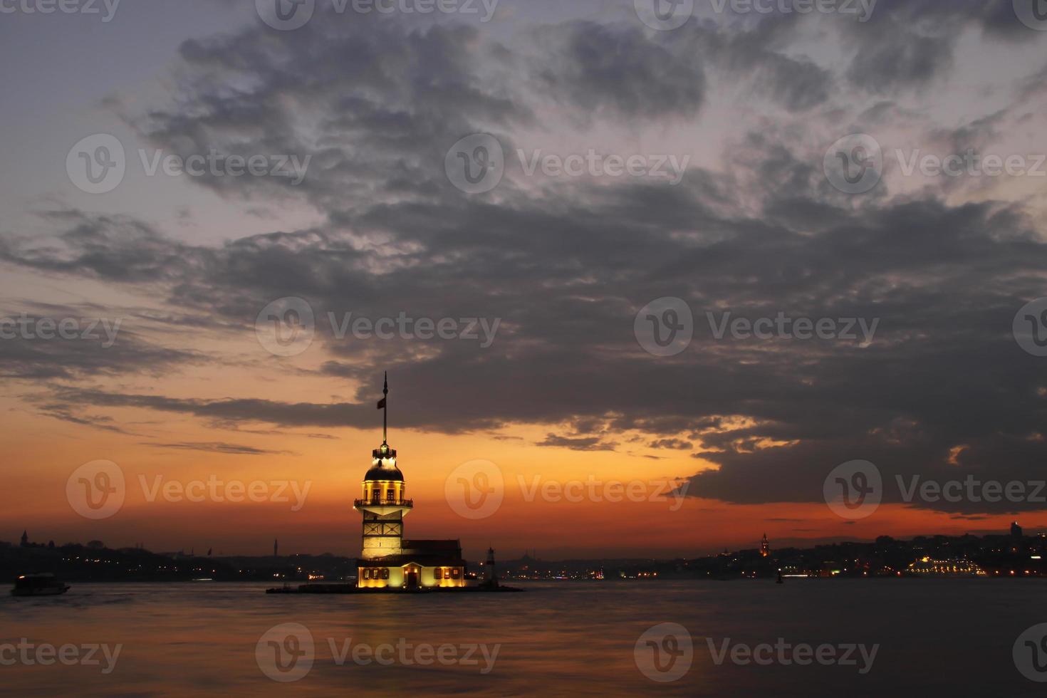 tour de la jeune fille à istanbul photo