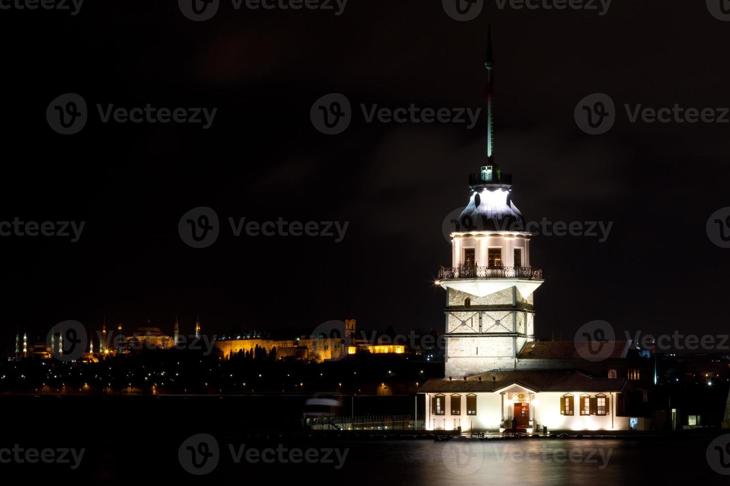 tour de la jeune fille à istanbul photo