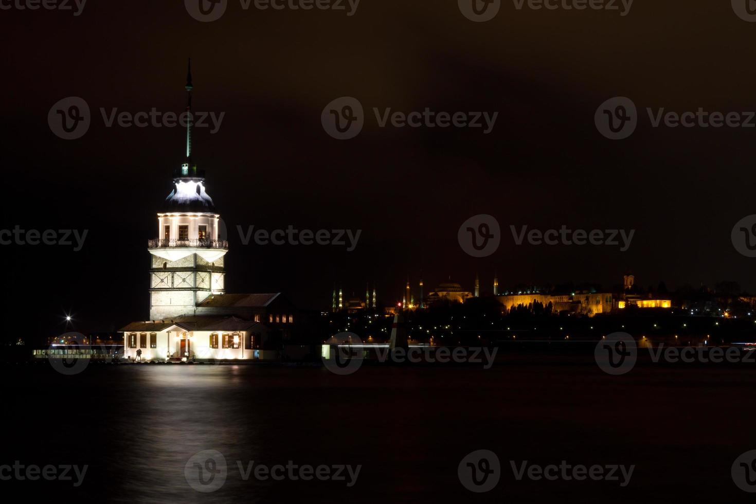 tour de la jeune fille à istanbul photo