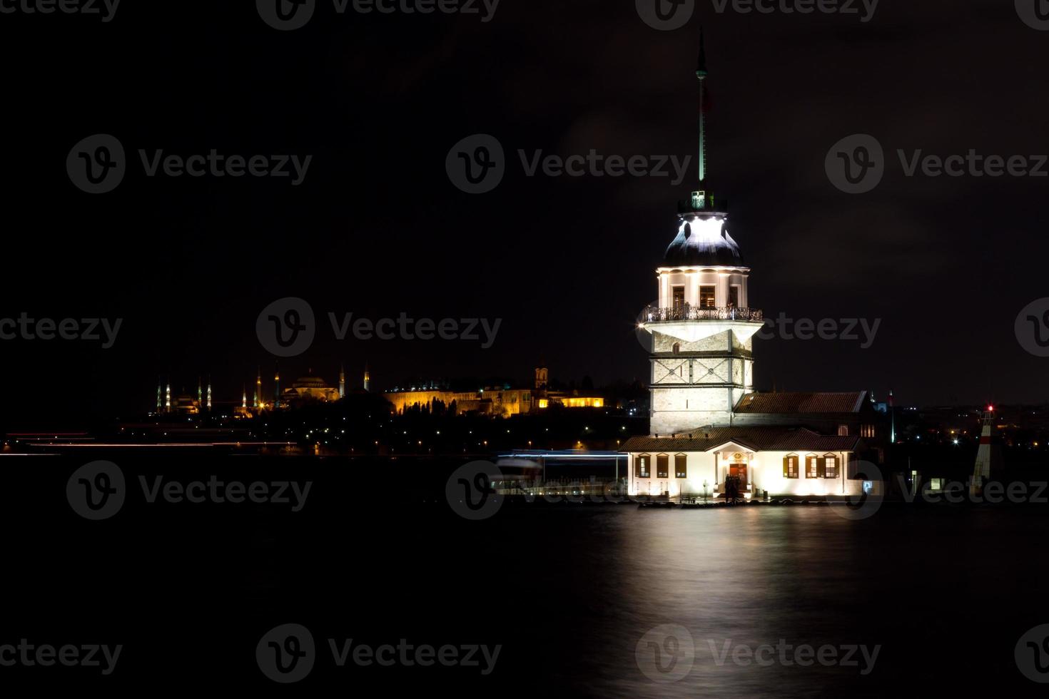 tour de la jeune fille à istanbul photo