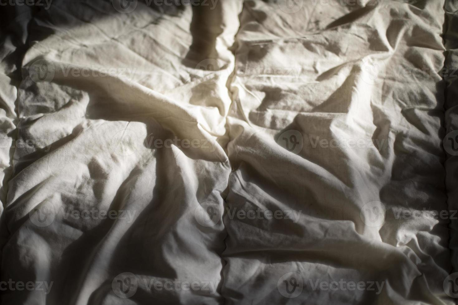 feuille de natte sur le lit. texture du tissu au soleil. photo