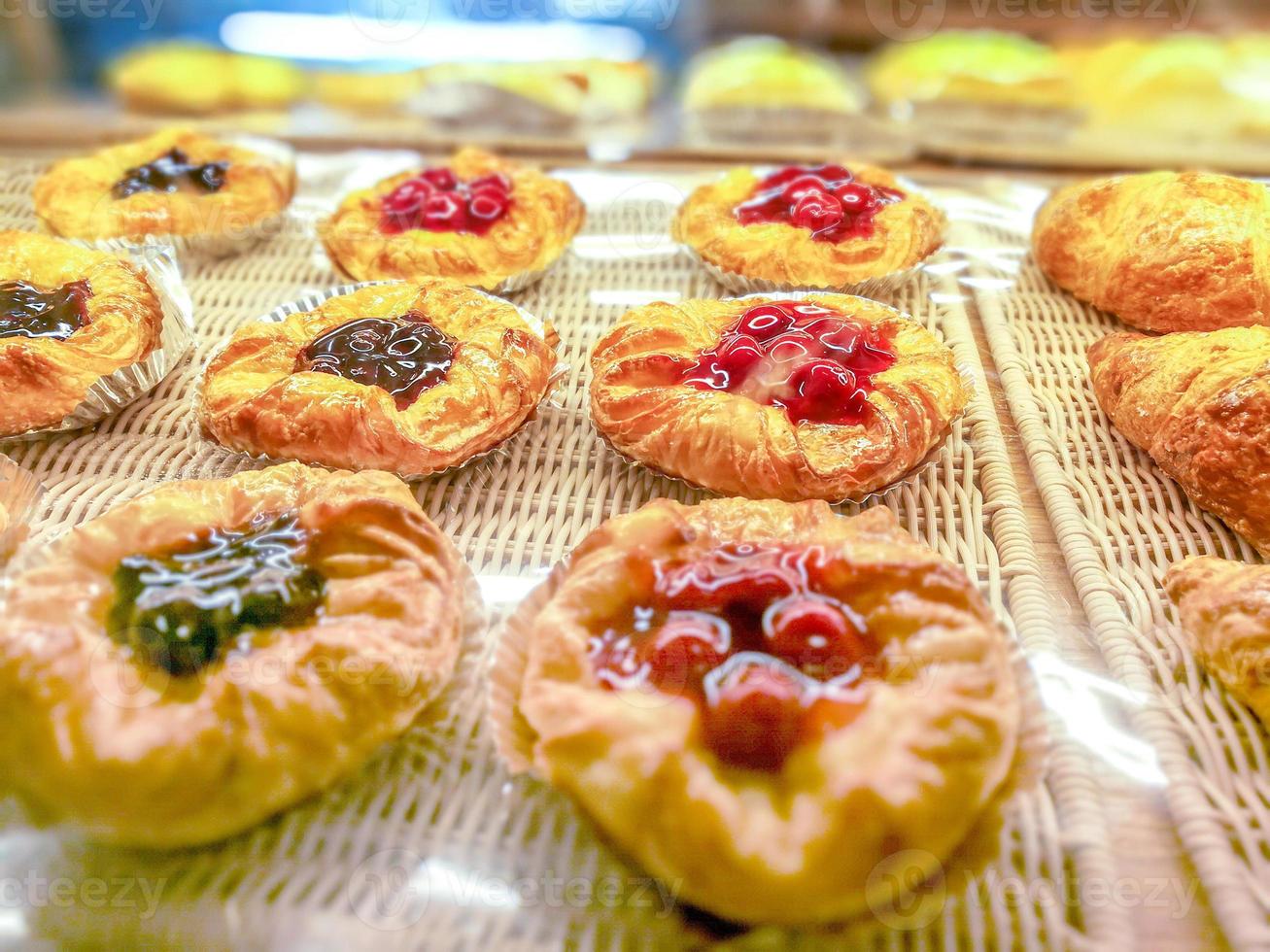 tarte aux baies et tarte aux fraises sur les étagères vendues dans la boulangerie. photo