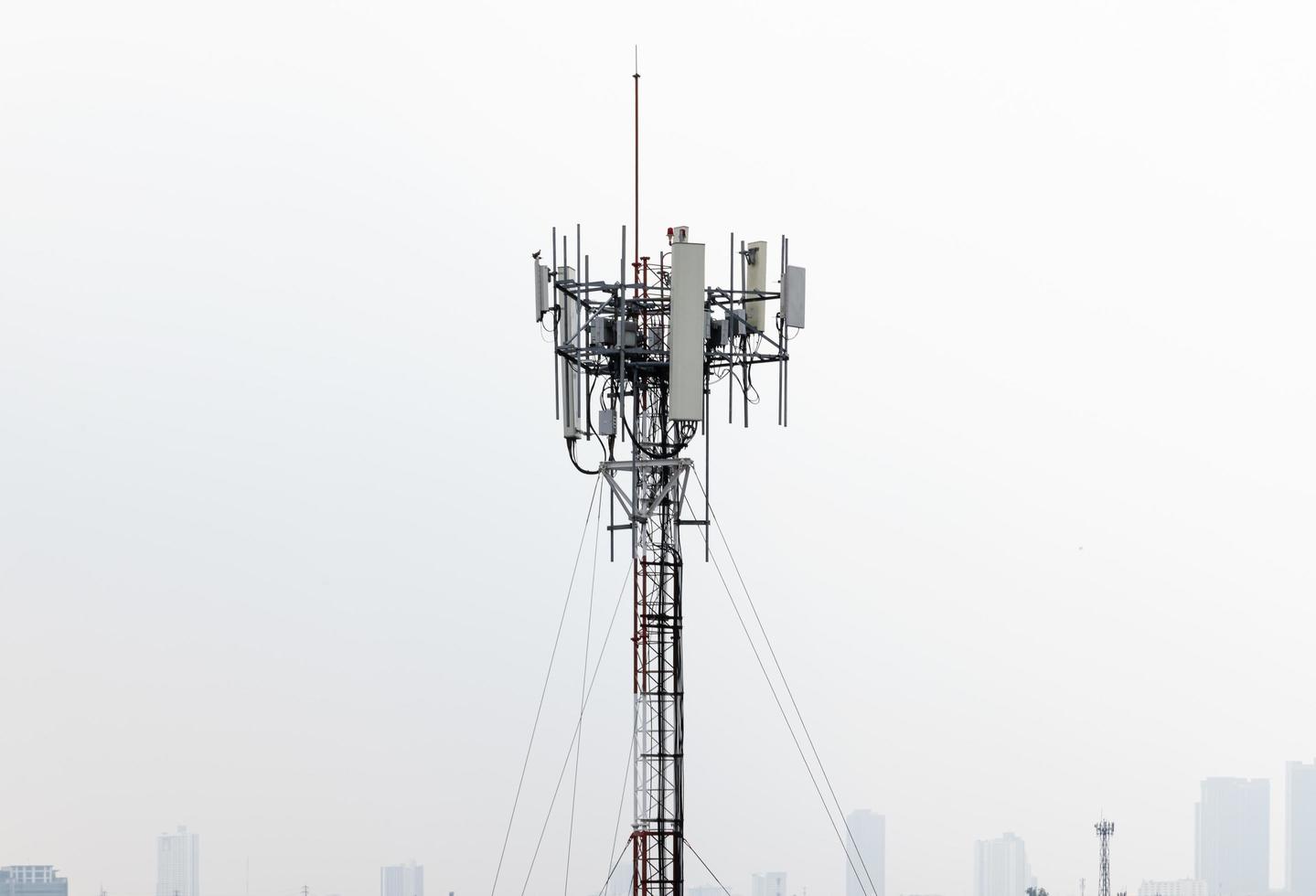 tour de télécommunication avec fond de ciel photo